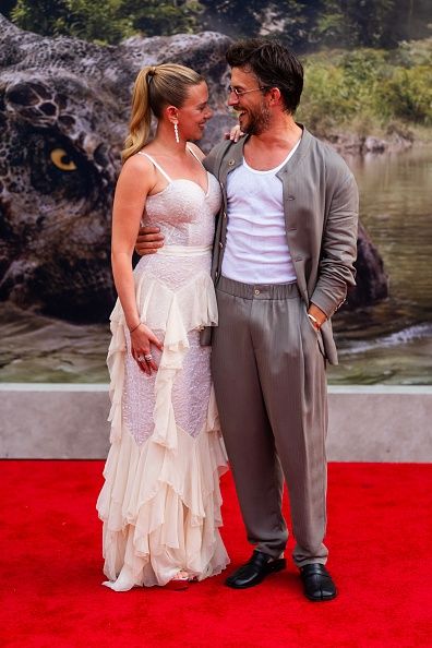 Scarlett Johansson całuje Jonathana Baileya
