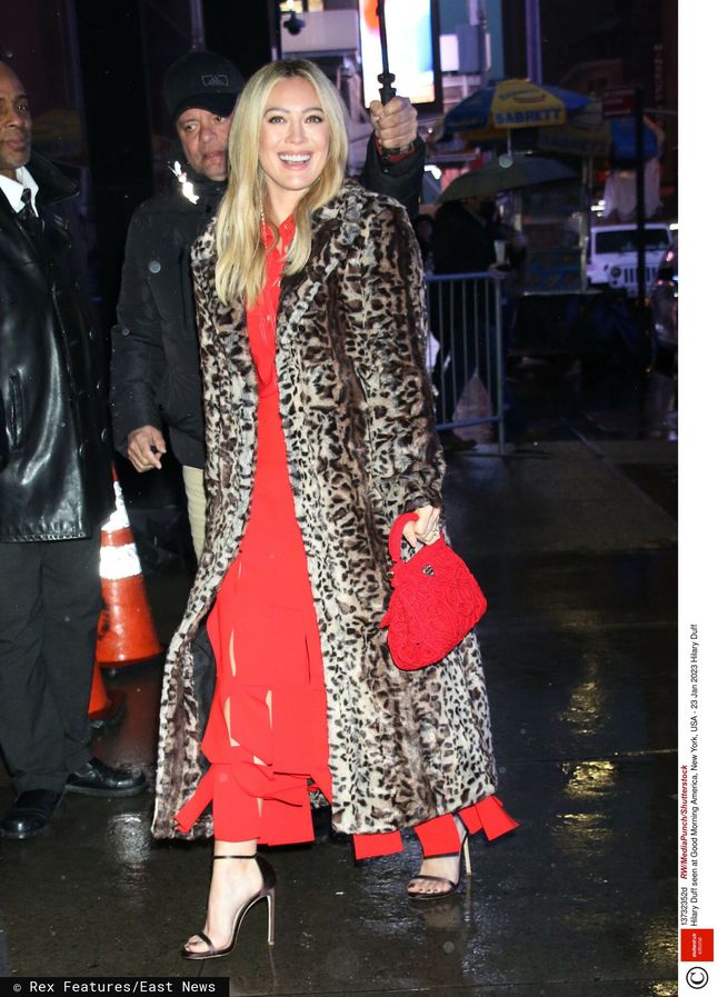 Hilary Duff w panterce i czerwieni