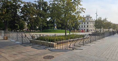 Wojsko montuje barierki policyjne na Placu Litewskim. Znamy powód