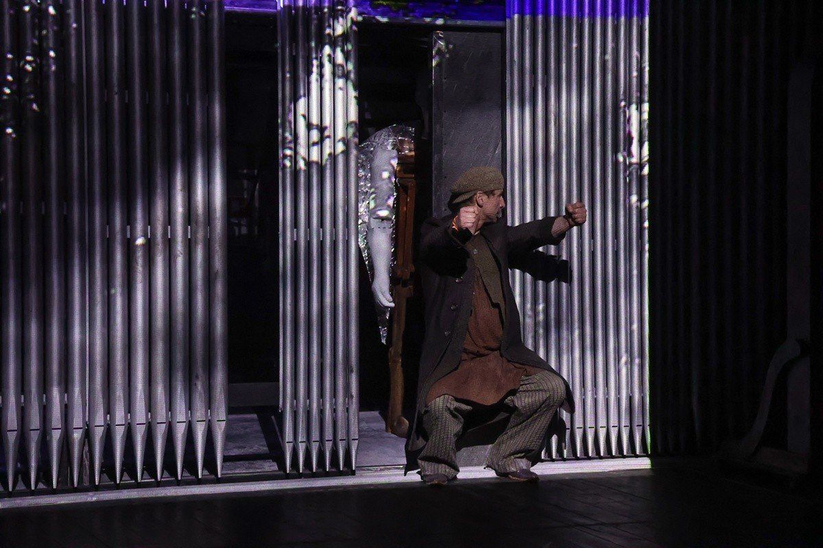 Sceny ze spektaklu &#34;Solaris&#34; we wrocławskim Teatrze Polskim/próba prasowa