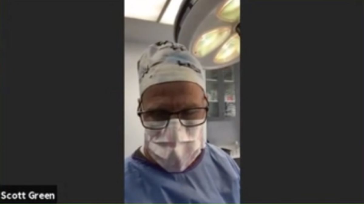Scott Green jednocześnie operował pacjenta i odpowiadał na pytania sędziego 