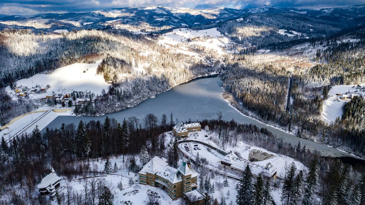 Beskidy zimą. Na zdjęciu Jezioro Czarne w Wiśle