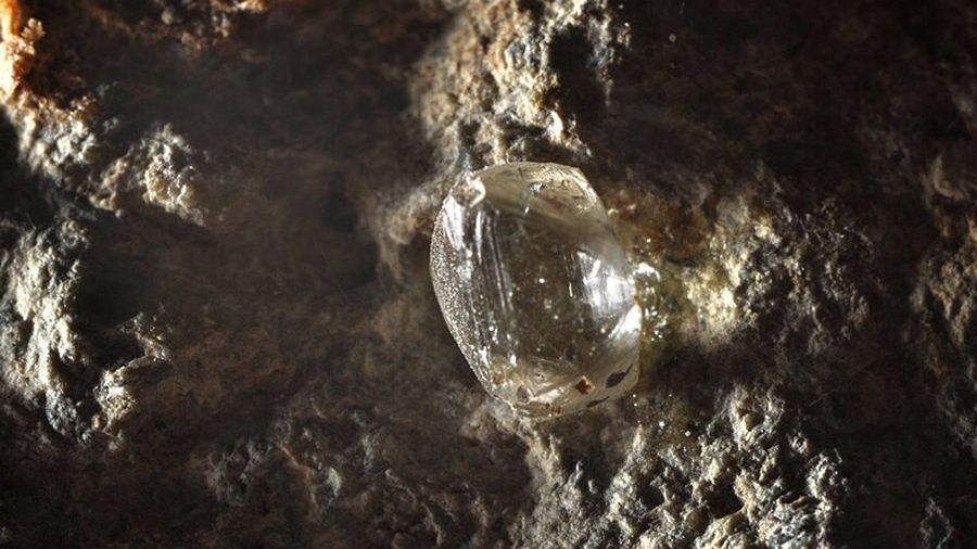 Na zdjęciu kryształ diamentu w kimberlicie.