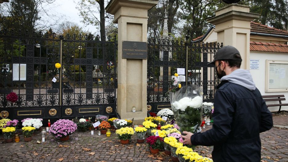 Koronawirus - zamkni?te cmentarze01.11.2020 KRAKOW, CMENTARZ RAKOWICKI, SWIETO WSZYSTKICH SWIETYCH, 1 LISTOPADA ZAMKNIETE CMENTARZE, HANDEL  NZ   FOT. OSKAR NOWAK / POLSKA PRESS