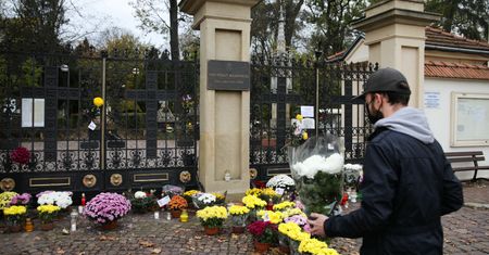 Wzrost zakażeń koronawirusem. "Znów mogą być zamykane cmentarze"