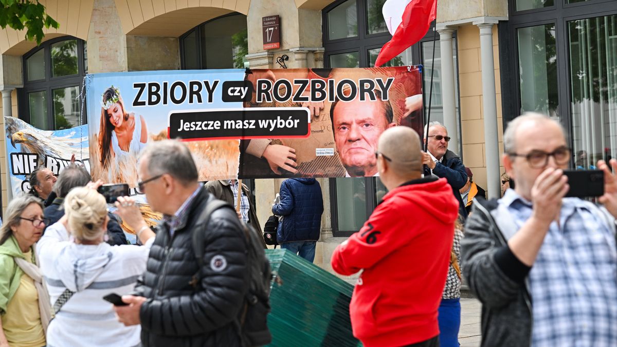 Warszawa, 10.05.2024. Uczestnicy zorganizowanej przez "Solidarność" w ramach protestu przeciwko Zielonemu Ładowi manifestacji na Krakowskim Przedmieściu w Warszawie, 10 bm. Organizatorami odbywającego się pod hasłem "Precz z Zielonym Ładem" przemarszu są NSZZ "Solidarność" oraz NSZZ Rolników Indywidualnych "Solidarność". (jm) PAP/Radek Pietruszka