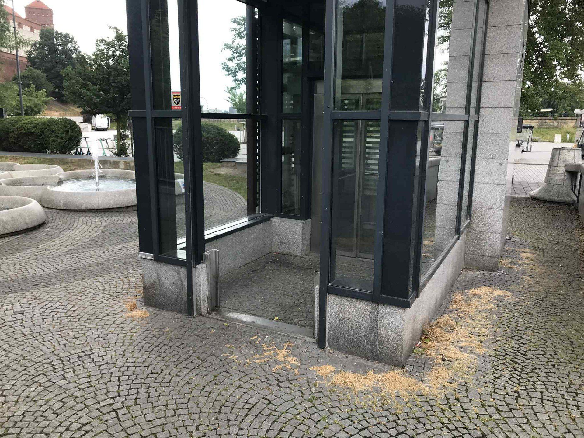 Pobitego 34-letniego Marcina znalazł przypadkowy przechodzeń w wejściu do windy