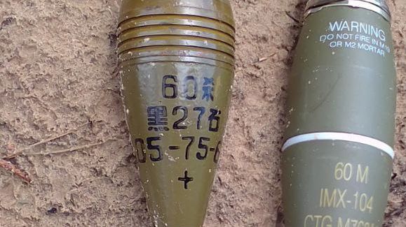 Chiński pocisk moździerzowy kal. 60 mm po lewej.