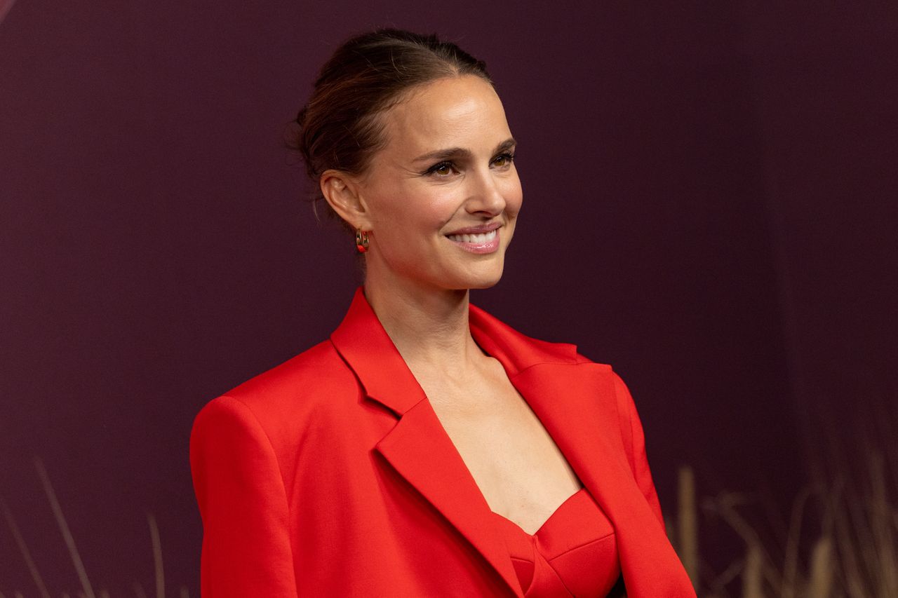 Umięśniona ręka Natalie Portman. Zdjęcie z planu "Thor: Love and Thunder"