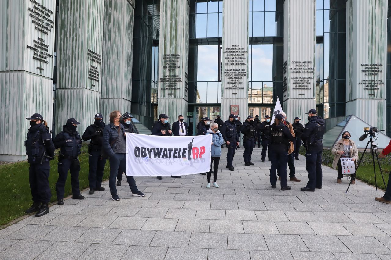 Warszawa, 21.04.2021. Protest przedstawicieli Ruchu Obywatele RP przed siedzibą Sądu Najwyższego w Warszawie