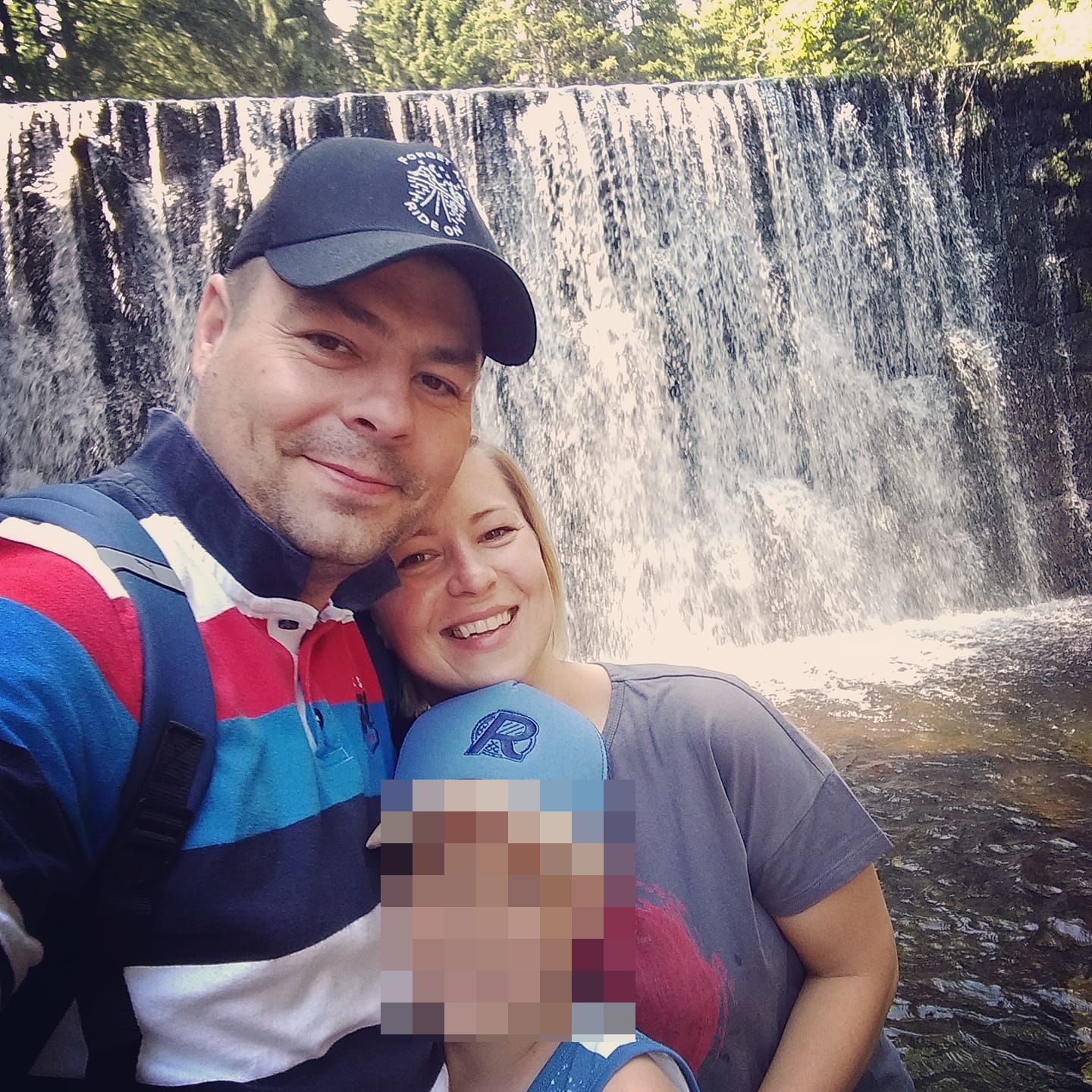 Krzysztof Bączek z Jeden Osiem L z żoną i synem