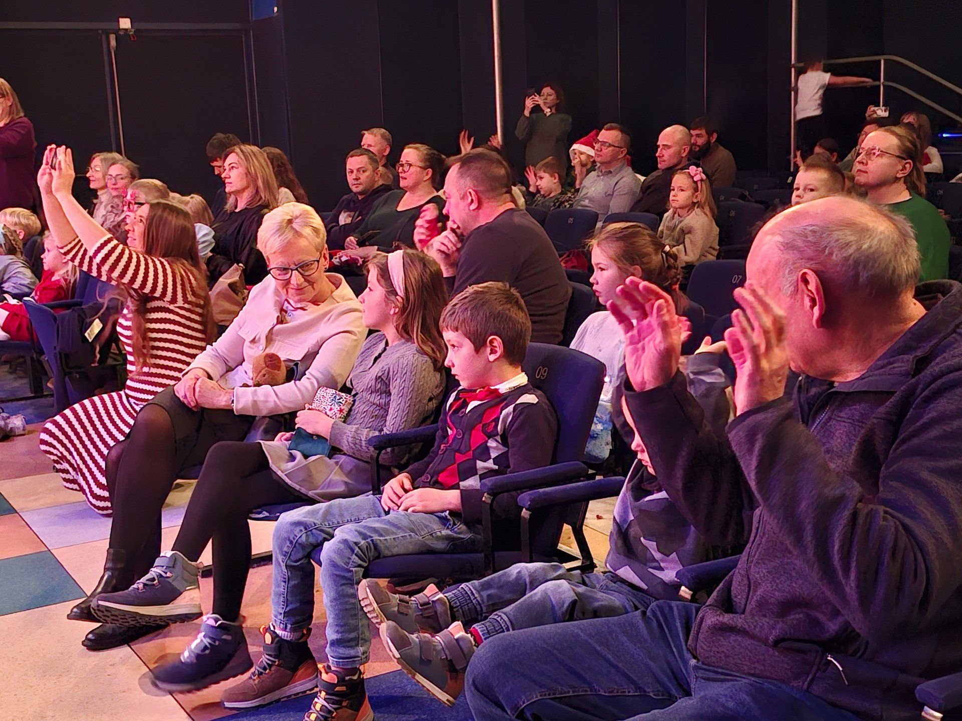 Wszyscy zgromadzeni na spektaklu świetnie się bawili.