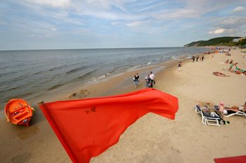 Tu nie można się kąpać. Czerwone flagi na trzech kąpieliskach