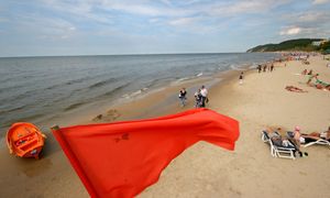 Tu nie można się kąpać. Czerwone flagi na trzech kąpieliskach