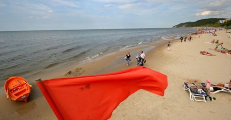 Tu nie można się kąpać. Czerwone flagi na trzech kąpieliskach