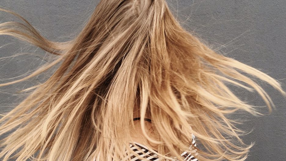 Beżowy blond na włosach
