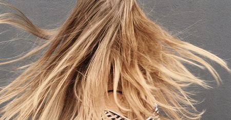 Beżowy blond na włosach. Do jakiej urody pasuje?