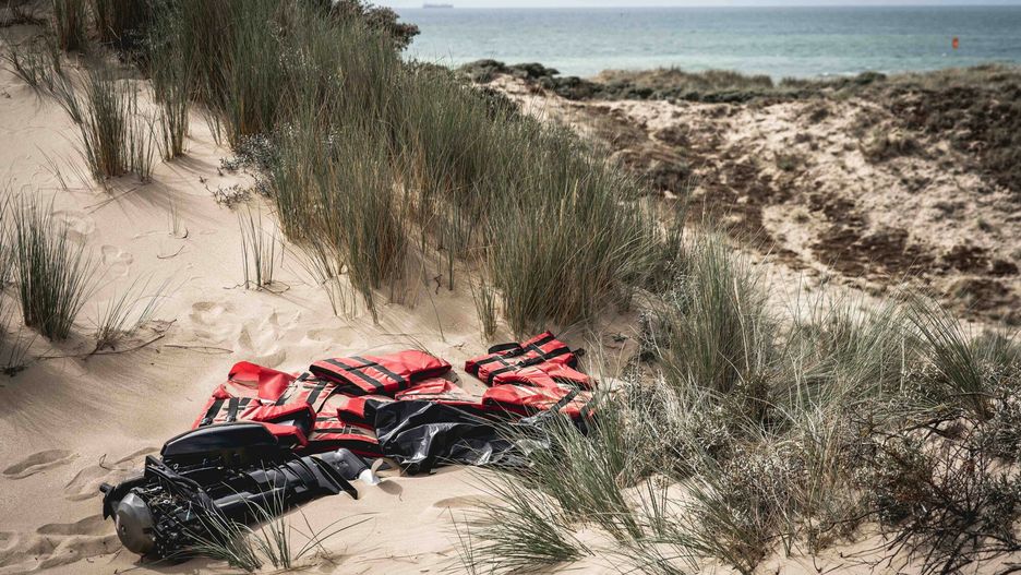 Rzeczy migrantów na wydmach w Calais
