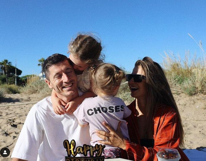 Anna Lewandowska z Robertem Lewandowskim i dziećmi