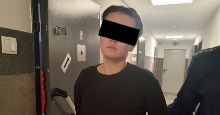Nietrzeźwa matka pozostawiła pięcioro dzieci bez opieki w zimnym domu. Troje z nich trafiło do szpitala