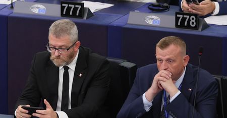 Braun uwięziony w windzie. Pisze na szybie "Help"