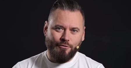 Krzysztof Stanowski promuje "Kanał Zero" w niecodzienny sposób. Internauci w szoku: "Uprawiasz samarytanizm?"