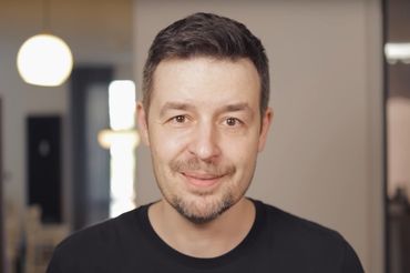 Kadr z materiału Kuby Klawitera na temat działań Apple