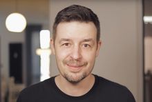 Kadr z materiału Kuby Klawitera na temat działań Apple