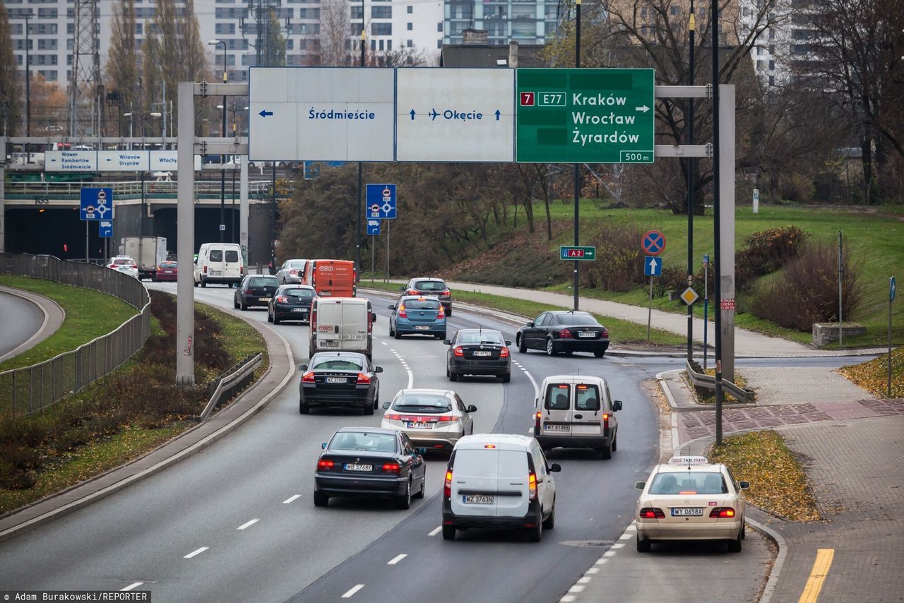 Nowa naklejka na szybę auta. Części kierowców grozi 500 zł kary