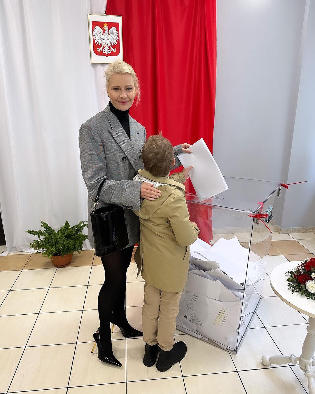 Małgorzata Kożuchowska na wyborach z synem