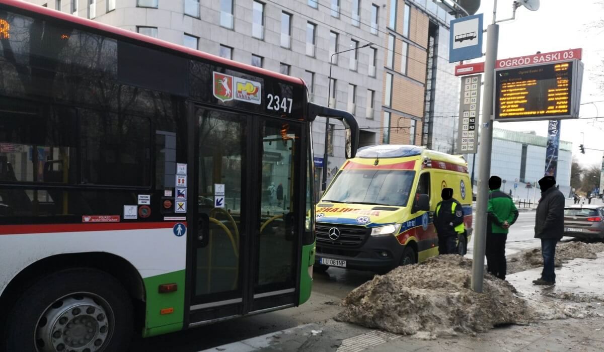 Drzwi autobusu przytrzasnęły nogę pasażerce