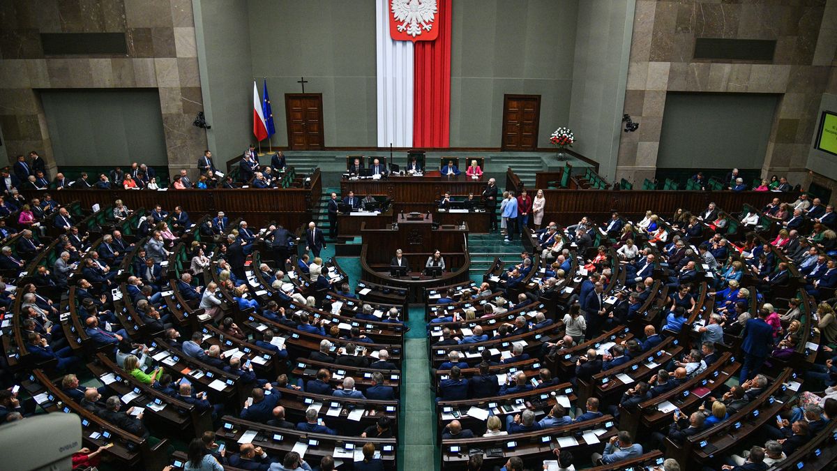 Warszawa, 28.07.2023. Posłowie na sali obrad Sejmu w Warszawie, 28 bm. Sejm zajmie się m.in. projektem prezydenta o współpracy władz ws. przewodnictwa Polski w Radzie UE oraz sprzeciwem Senatu do prezydenckiej noweli ustawy o Państwowej Komisji ds. badania wpływów rosyjskich. (jm) PAP/Radek Pietruszka