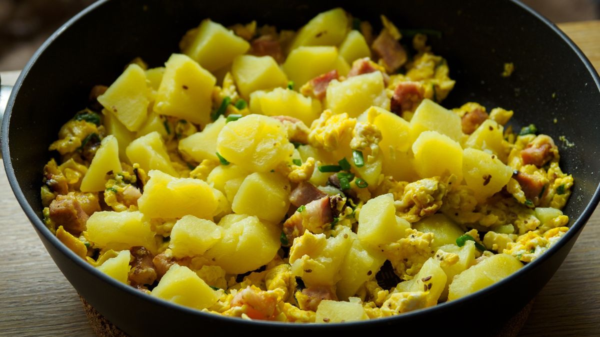 Jajecznica z ziemniakami – dlaczego warto ją zrobić?