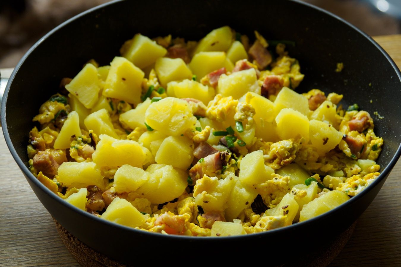 Podsmażam na patelni, a potem wbijam jajka. Teściowa kiedyś się dziwiła, teraz robi podobnie