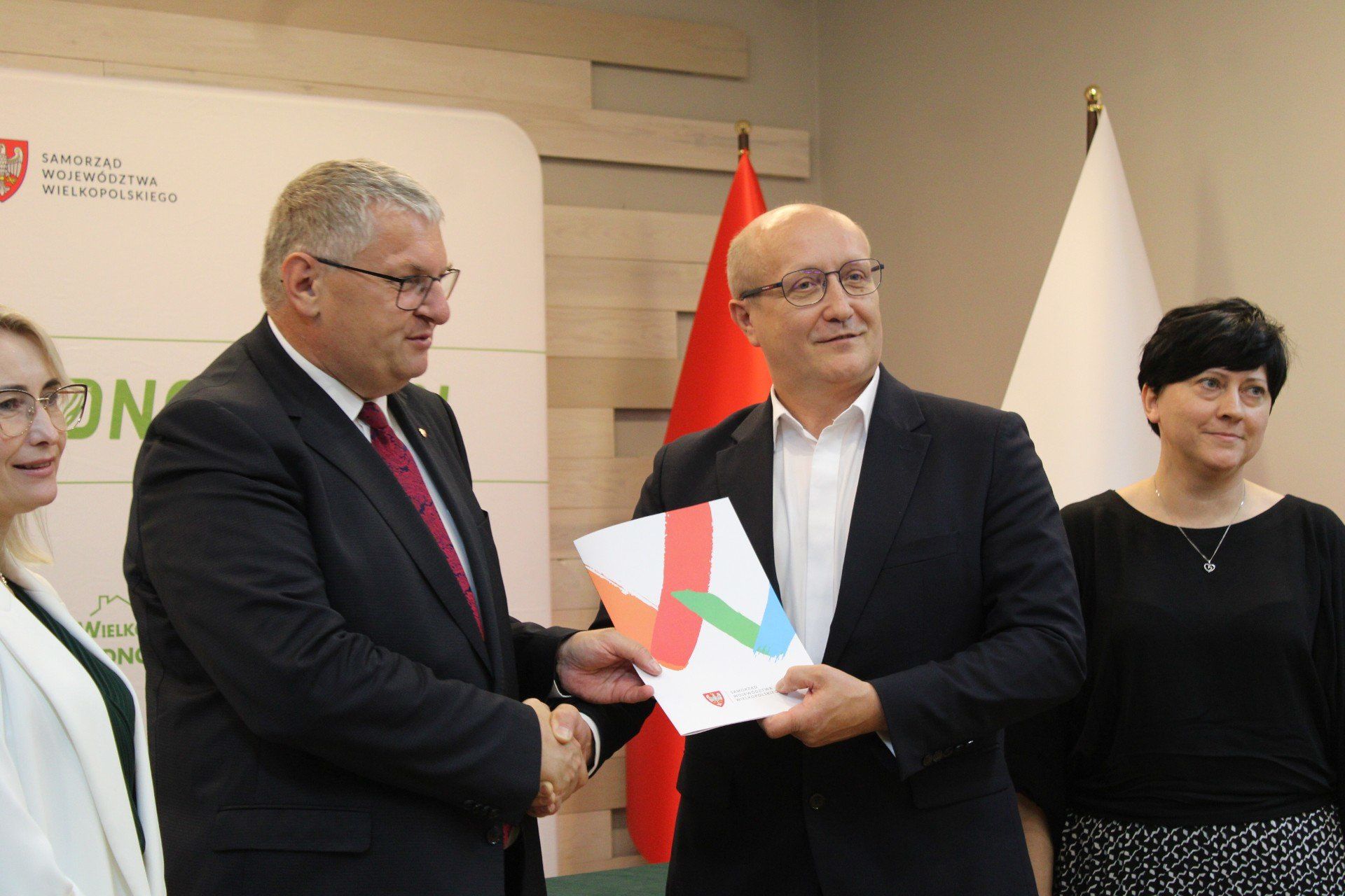 W Nowym Tomyślu samorządowcy podpisali umowy na dofinansowania projektów.