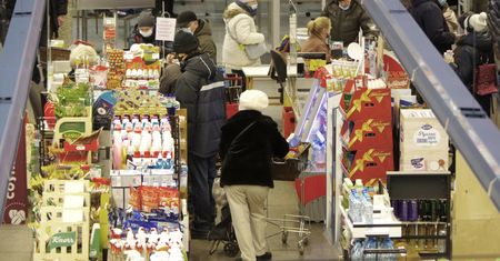 Tysiące wakatów dla Ukraińców. Rynek pracy się zmienia, a co z prawem?