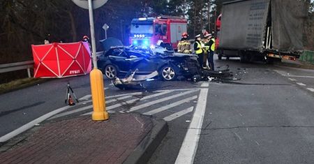 Mercedes wbił się w ciężarówkę. Nastolatka zginęła na miejscu