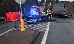 Mercedes wbił się w ciężarówkę. Nastolatka zginęła na miejscu