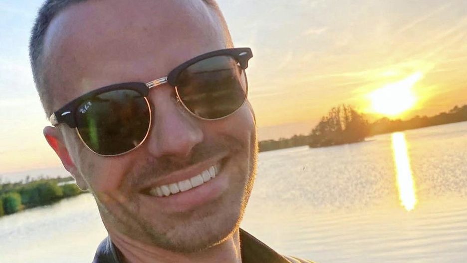Marcin Hakiel pozuje z piękną blondynką