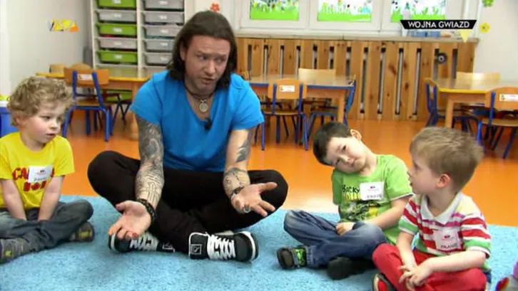 Radosław Majdan jako przedszkolanek. Tak kojarzone osobistości zabiegały o uwagę, a stacje - o widzów