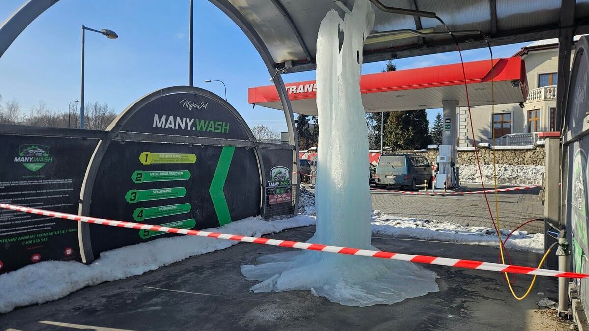 Lodowa kolumna na myjni bezdotykowej w Lublinie
