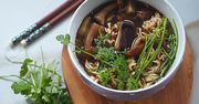 Zupa grzybowa z makaronem w stylu azjatyckim