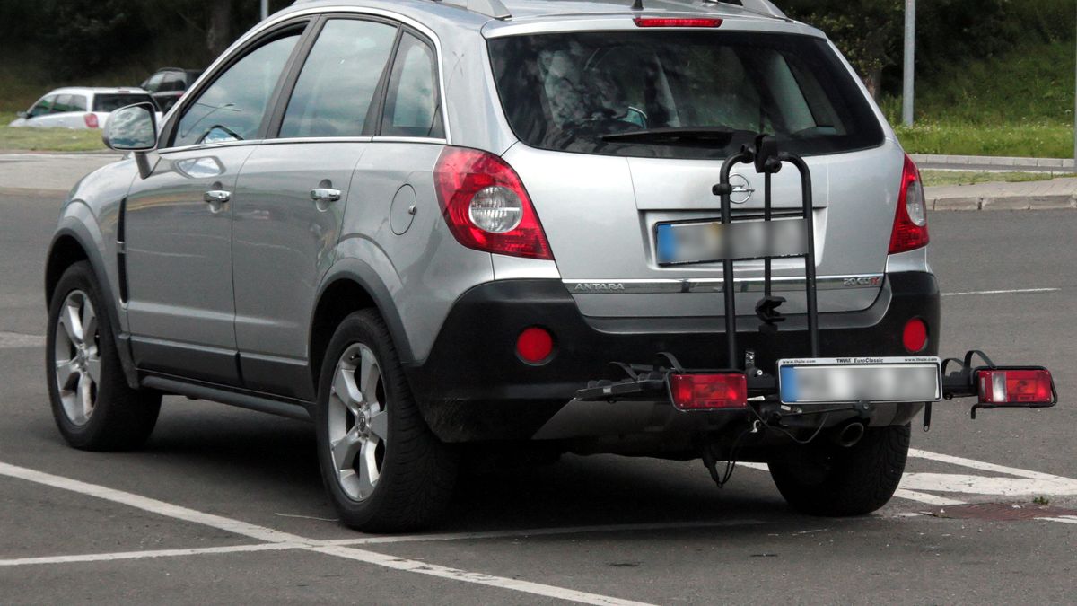 Brak trzeciej tablicy rejestracyjnej naraża nas na mandat. Jej wyrobienie na niepotrzebną wizytę w urzędzie.