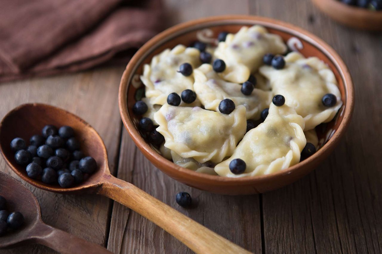 Domowe pierogi z białym serem i soczystymi jagodami