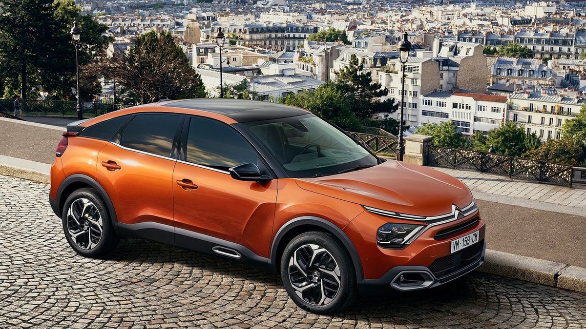 C4 czerpie z najlepszych tradycji Citroena - wygląda odważnie i nowocześnie, choć nie spodoba się każdemu.