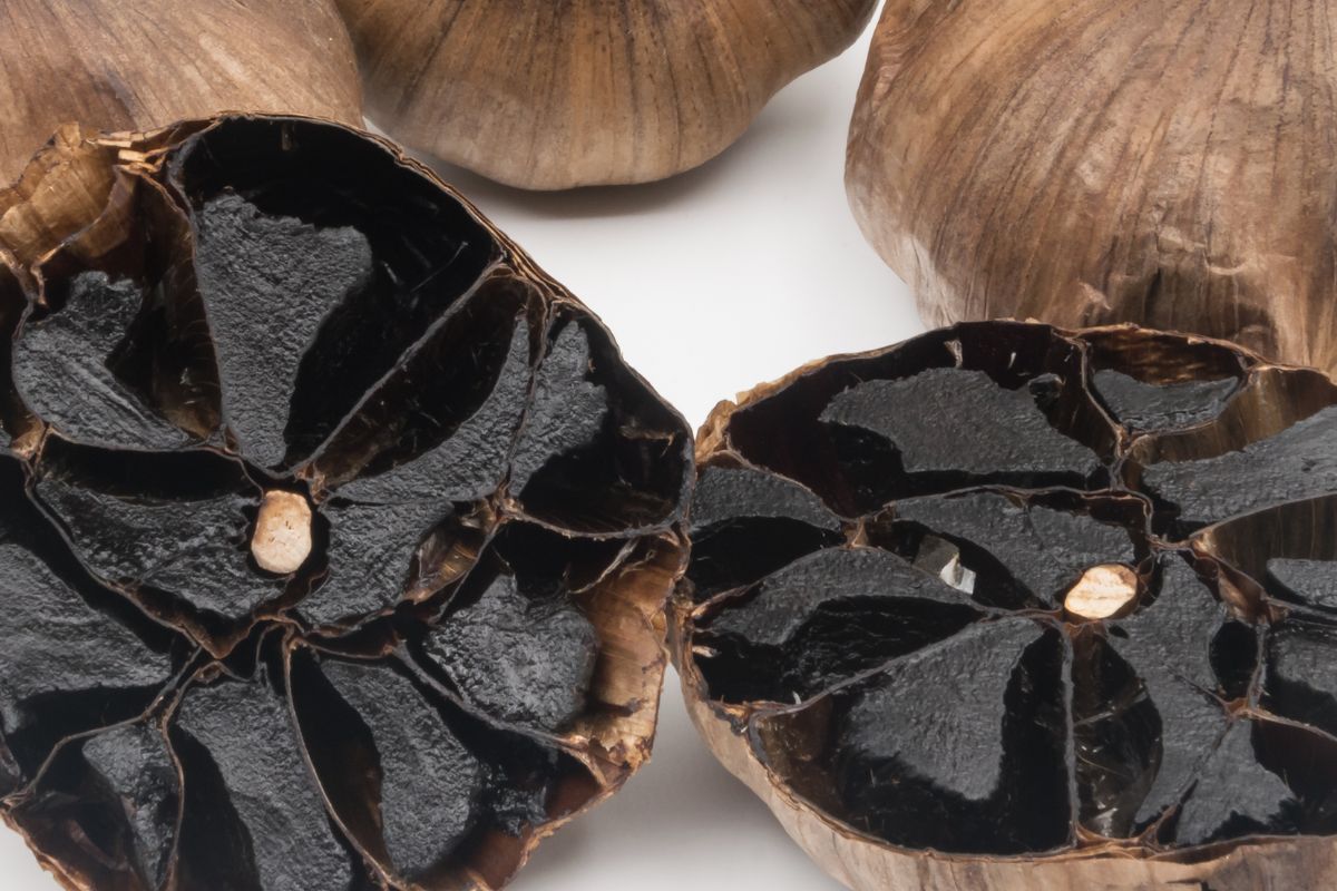 Black garlic is produced as a result of the fermentation of white garlic cloves.
