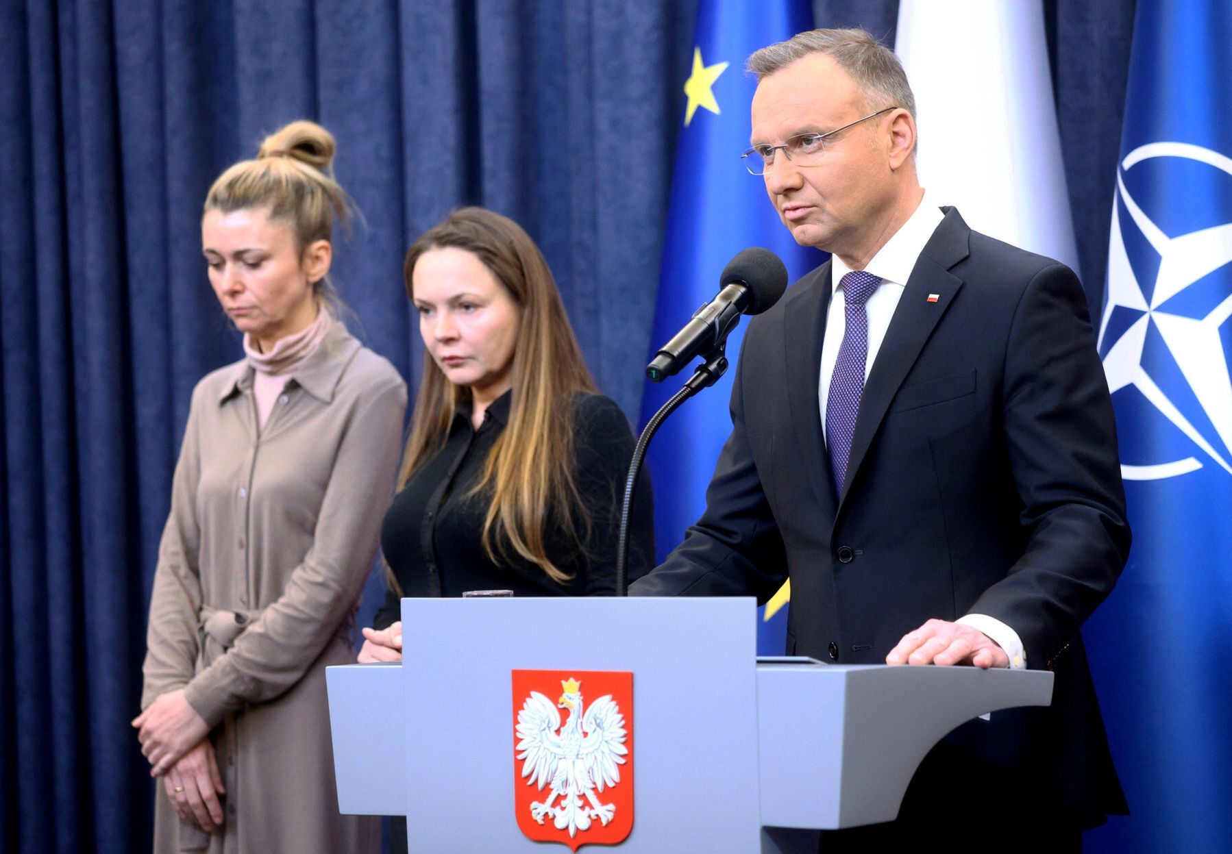Oświadczenie prezydenta Andrzeja Dudy, w któym zapowiada ułaskawienie skazanych polityków. W tle żony Macieja Wąsika i Mariusza Kamińskiego
