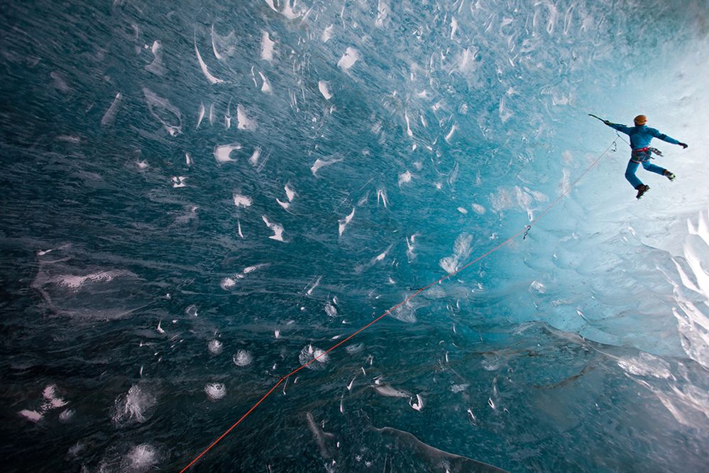 Jonathan Griffith od ponad 10 lat zajmuje się fotografią górską. Alpinista i fotograf przemierzył cały świat od Alaski przez Patagonię aż do Himalajów. Ze swoich wypraw zawsze wraca z zestawem rzadkich i wspaniałych zdjęć wspinaczkowych na prawie pionowych skałach pokrytych lodem, czy sportów ekstremalnych jak np. paragliding czy narciarski downhill.