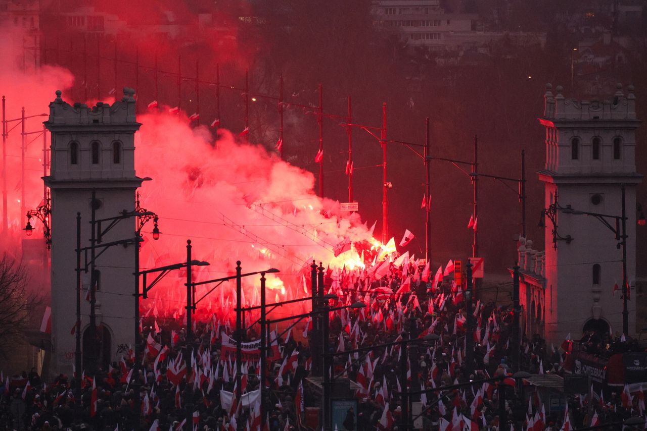 Nowy komunikat policji. Zakazane materiały na Marszu Niepodległości