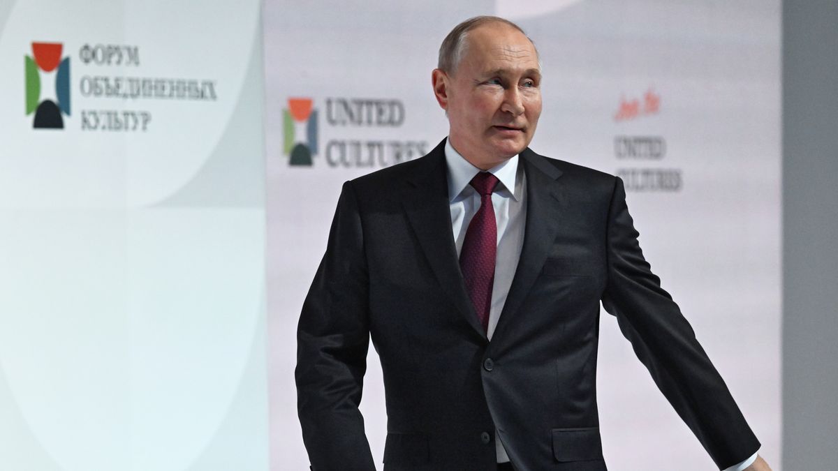 Russian President Vladimir Putin arrives for a plenary session of the IX International Cultural Forum - Forum of United Cultures, in St.Petersburg, 17 November 2023. Representatives of the LGBT community are also part of society and, like all other citizens, have the right to participate and succeed in cultural competitions, Putin stated at the plenary meeting of the Forum of United Cultures. EPA/PAVEL BEDNYAKOV/SPUTNIK/KREMLIN POOL MANDATORY CREDIT Dostawca: PAP/EPA.